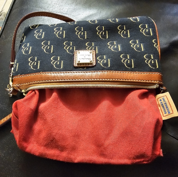 Dooney and Bourke Greta Canvas Large Wristlet in Black with Gold DB Logo EUC - Picture 2 of 10